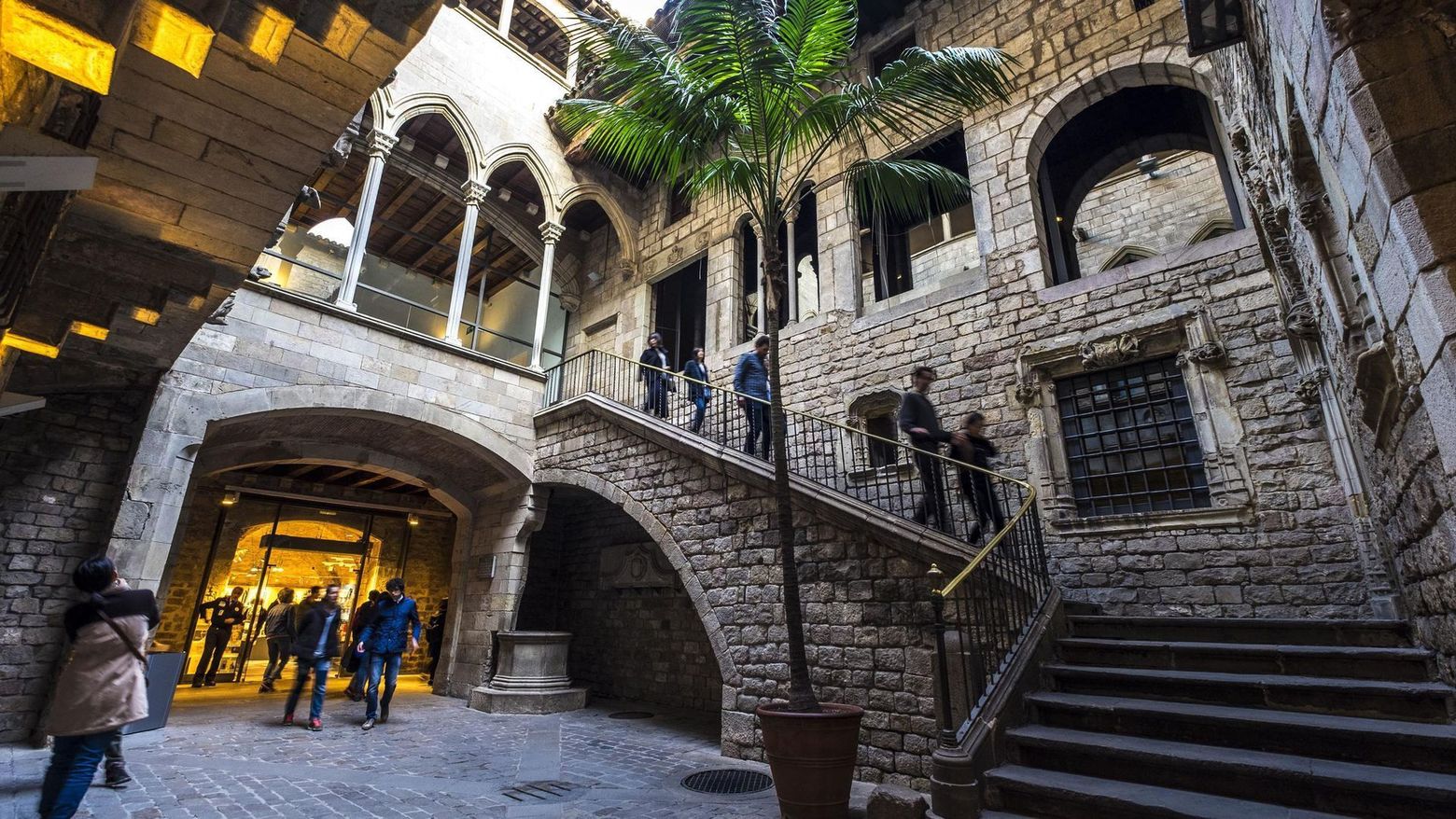 Barcelona: Picasso Museum Ticket & Audio Tour with a City Walk - photo 2
