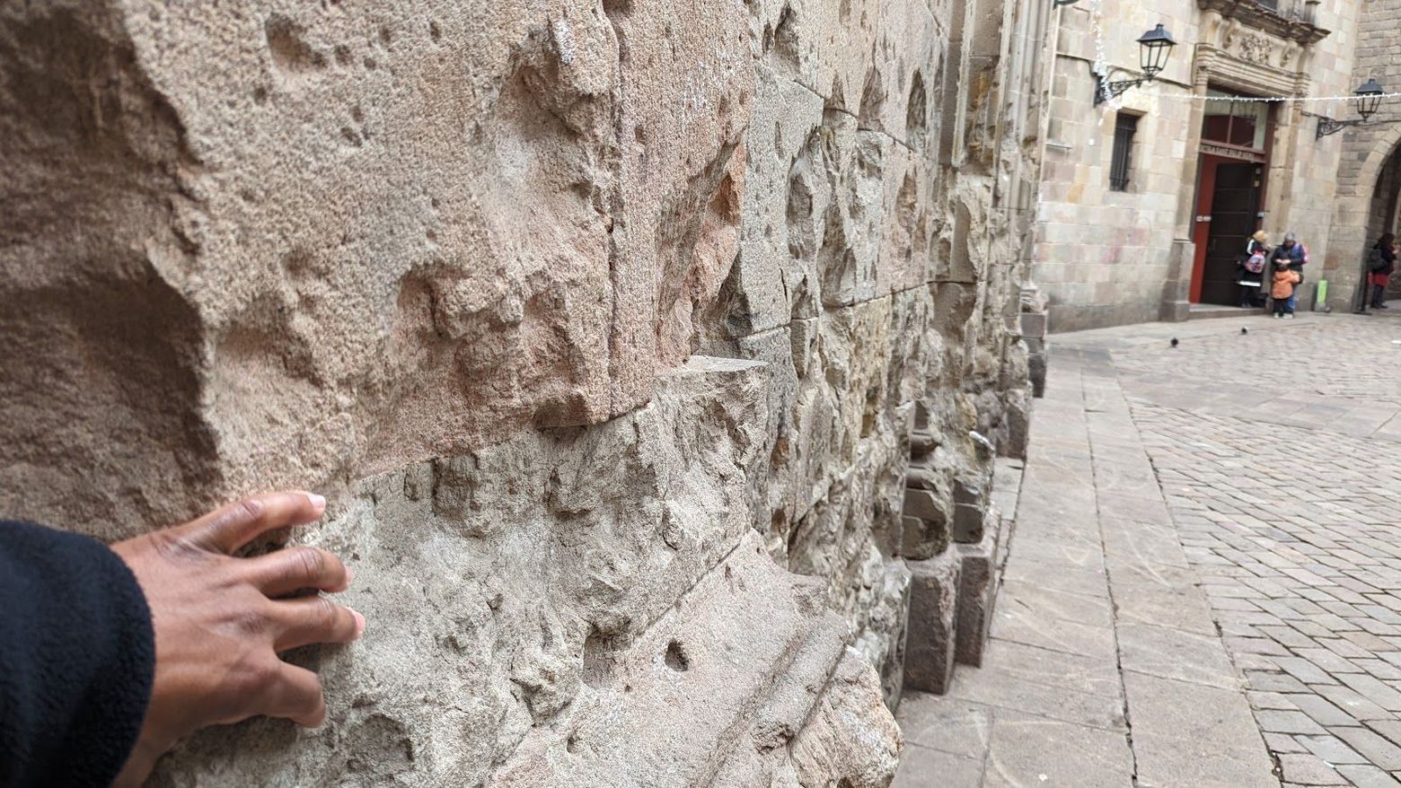 Uncover Shadows: Barcelona's Dark History In-App Audio Tour - photo 2