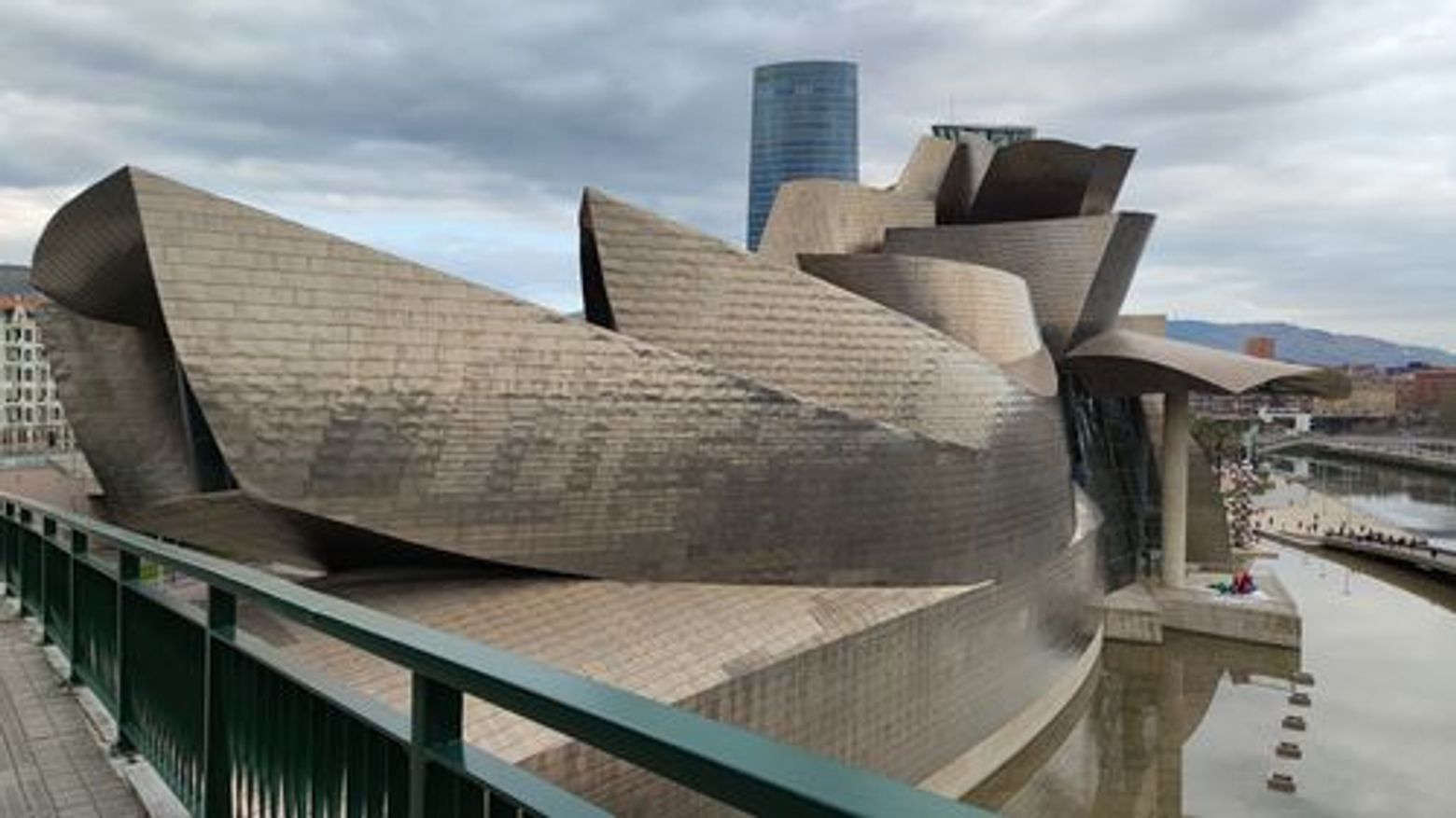 Bilbao: Guggenheim Museum Ticket & Artistic City Audio Tour - photo 3