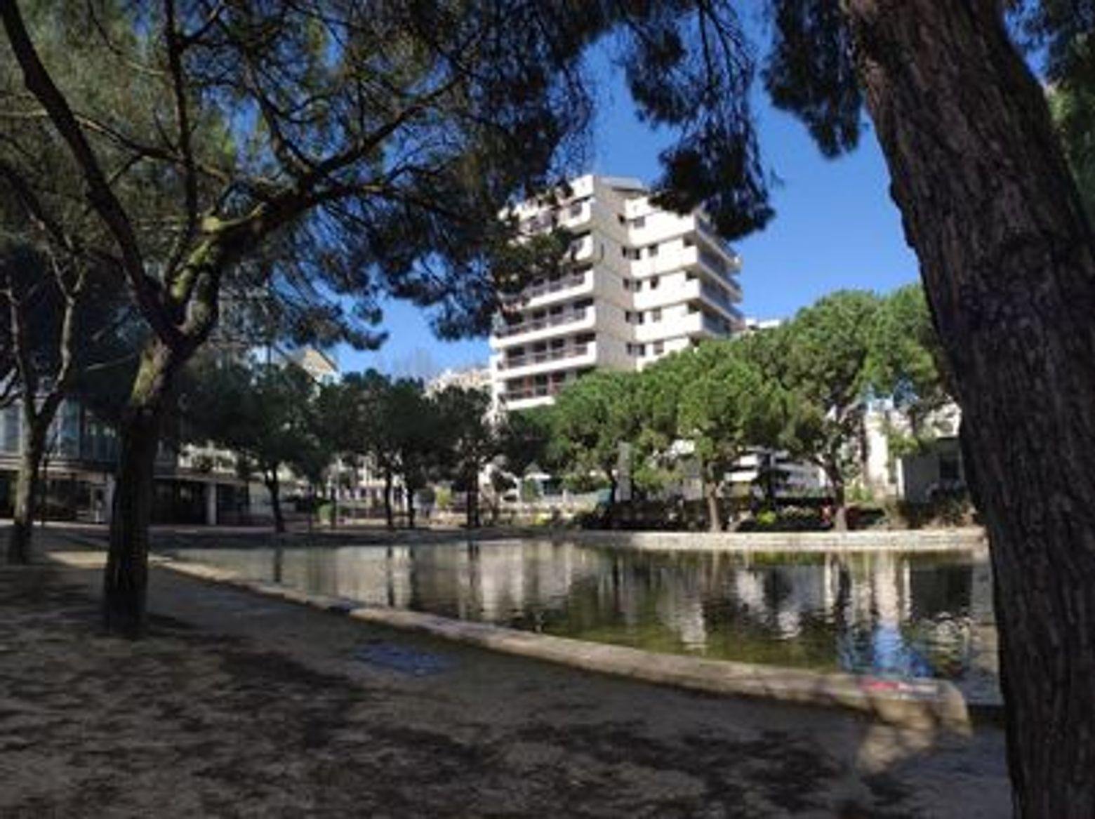 Mériadeck: quartier brutal, moderne et contradictoire de Bordeaux. - photo 3