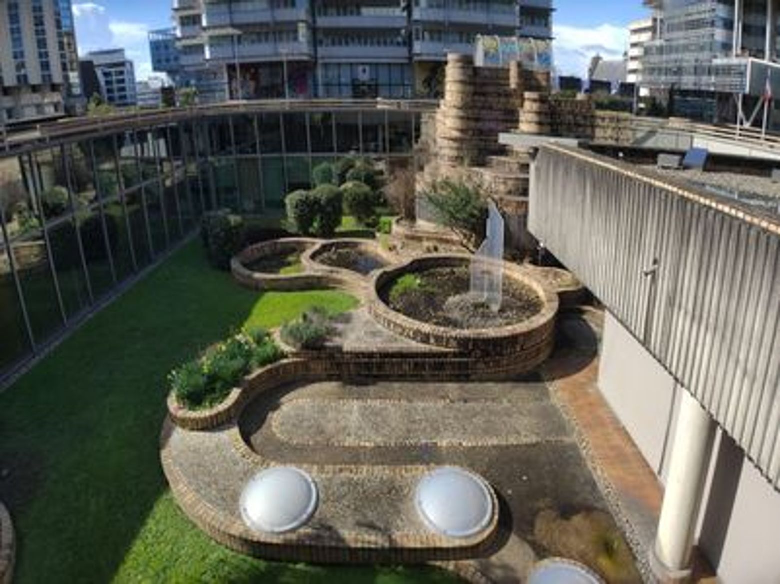 Mériadeck: quartier brutal, moderne et contradictoire de Bordeaux. - photo 4