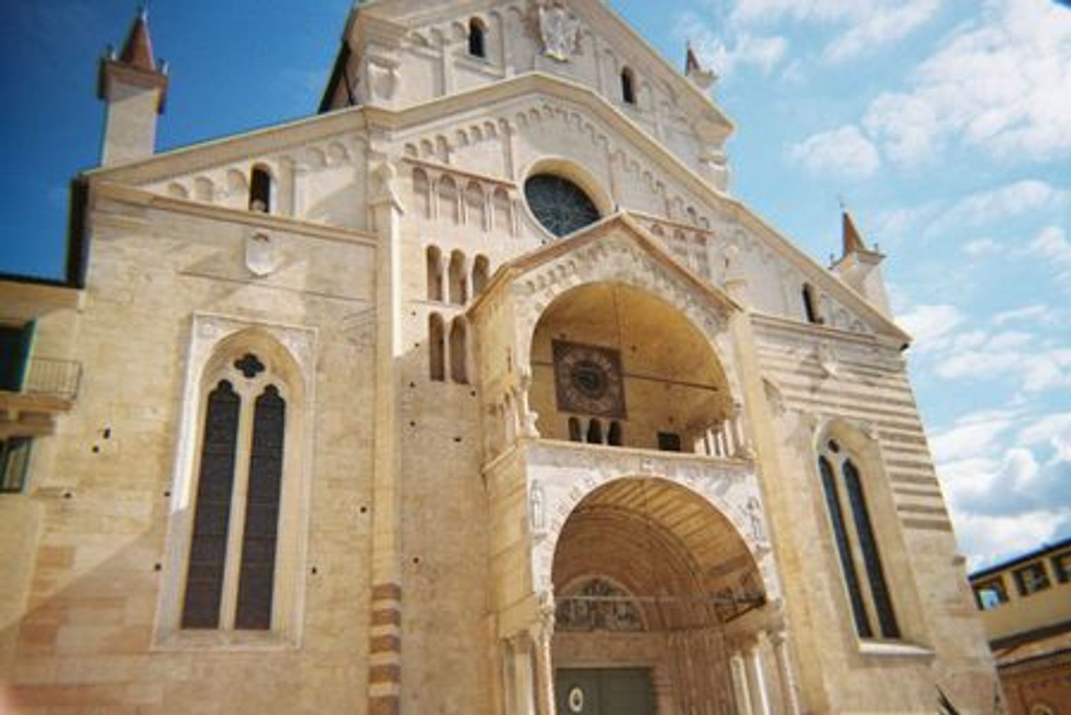 Verona: An Audio Stroll Through History and Romance - photo 4