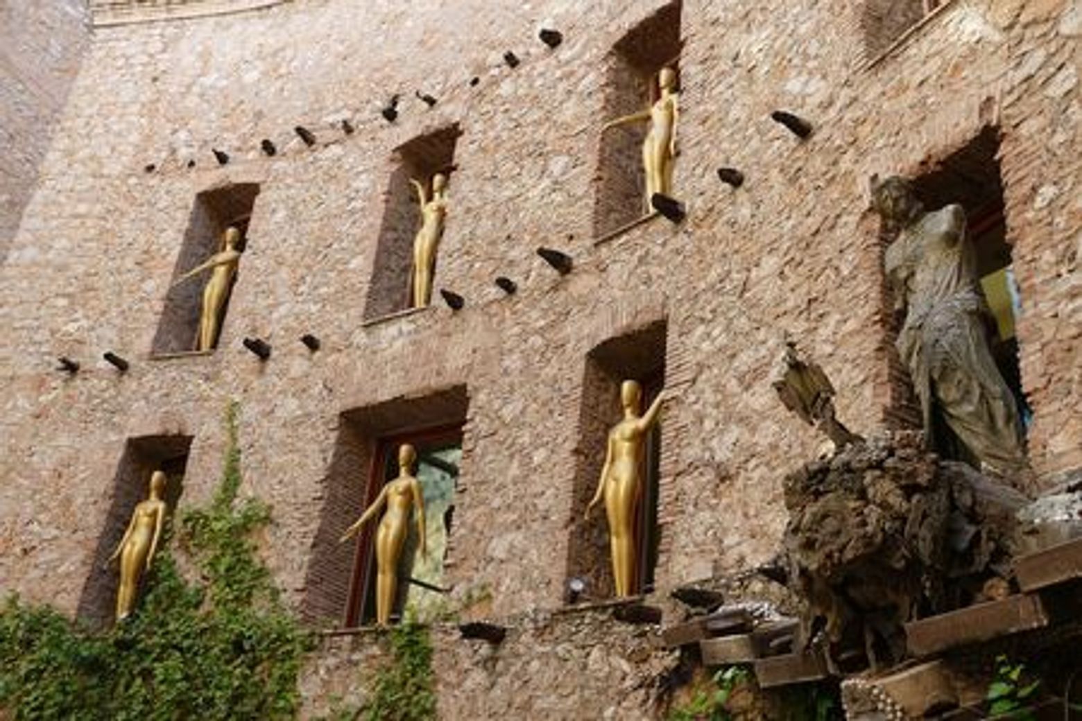 Figueres: Dali Museum Audio Tour with a Town Walk - photo 3