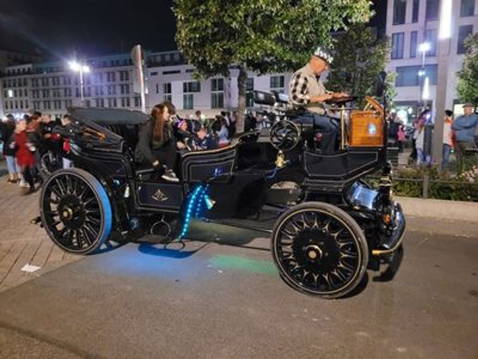 Explore Berlin's Heart: In-App Audio Tour of Power & History - photo 3