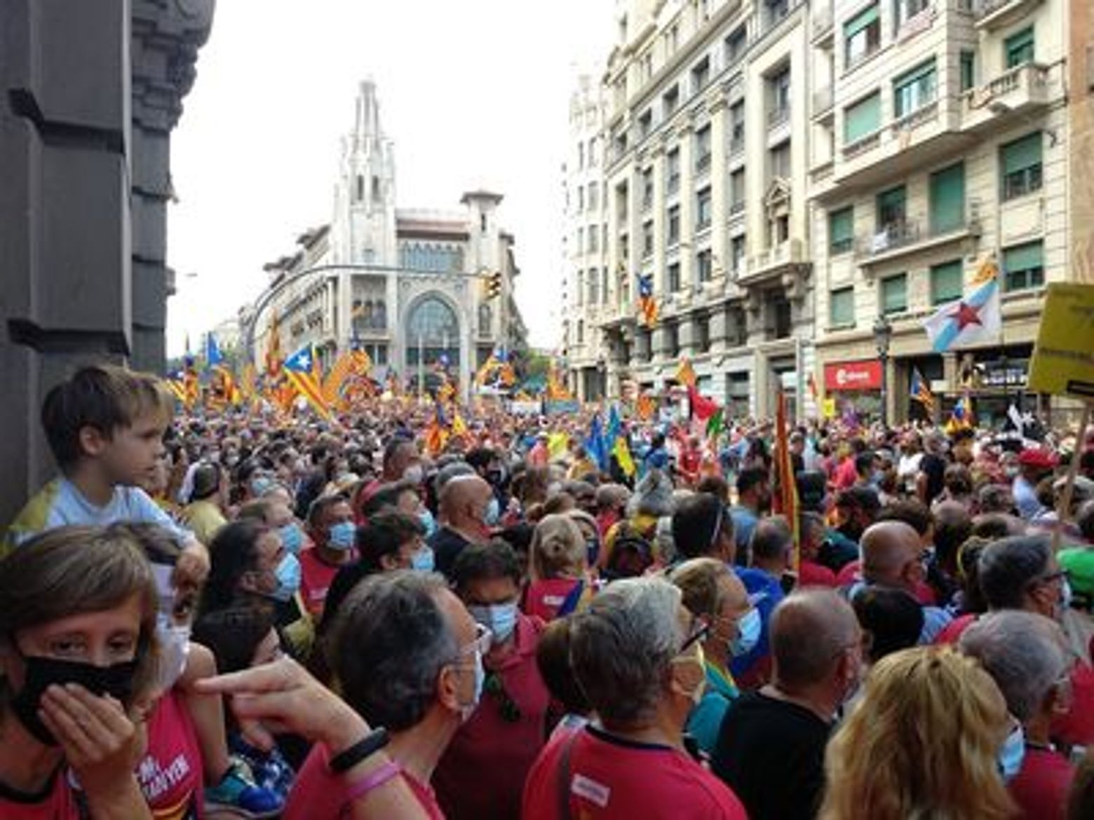 Discover Barcelona's Wonders: In-App Audio Tour - photo 4