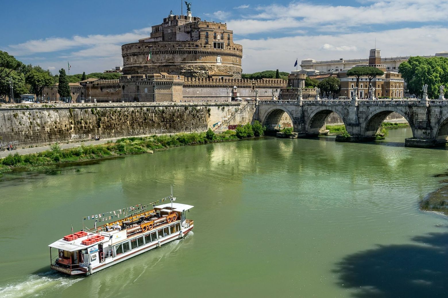 Tiber River Mini-Cruise with Sushi and Cocktail