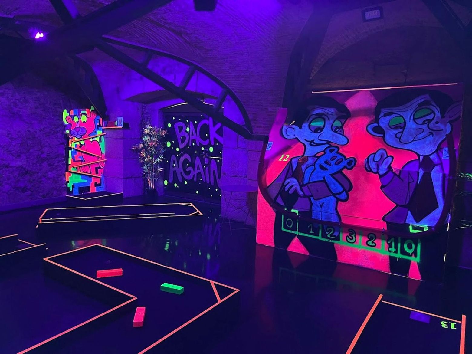 Minigolf Lisbon: 18 hole Minigolf Course + Bar Area Access