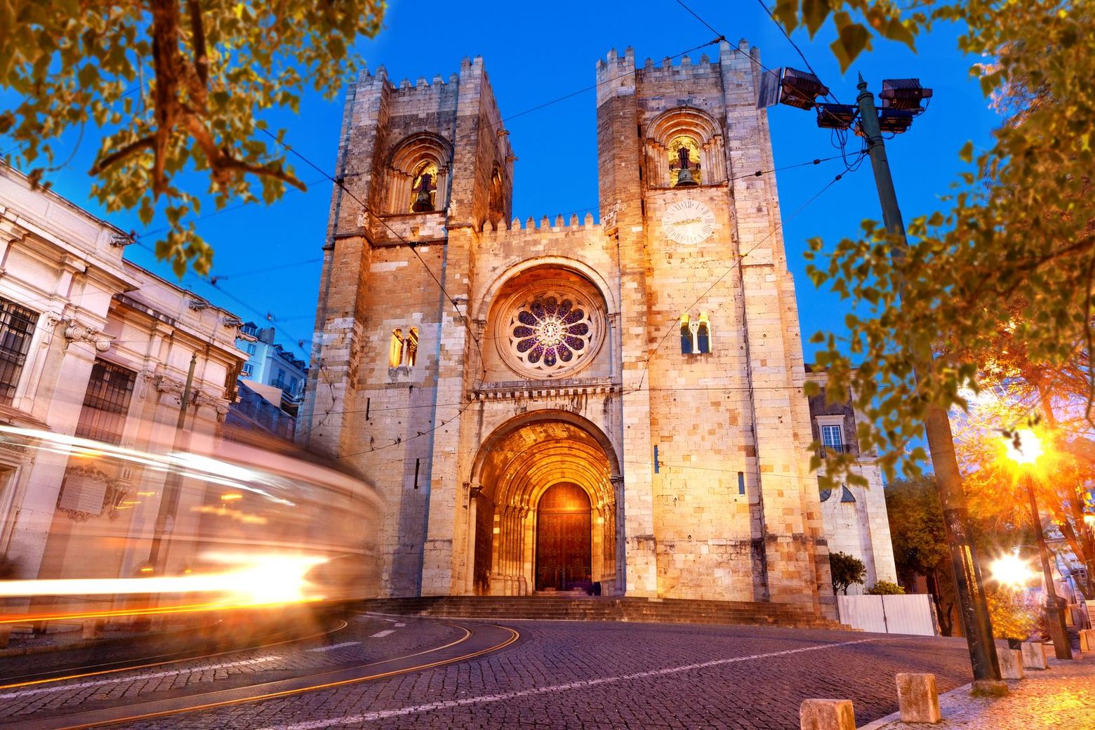 Historic and Scenic Lisbon: A Journey Through Time and Beauty with Lisbon Cathedral Ticket