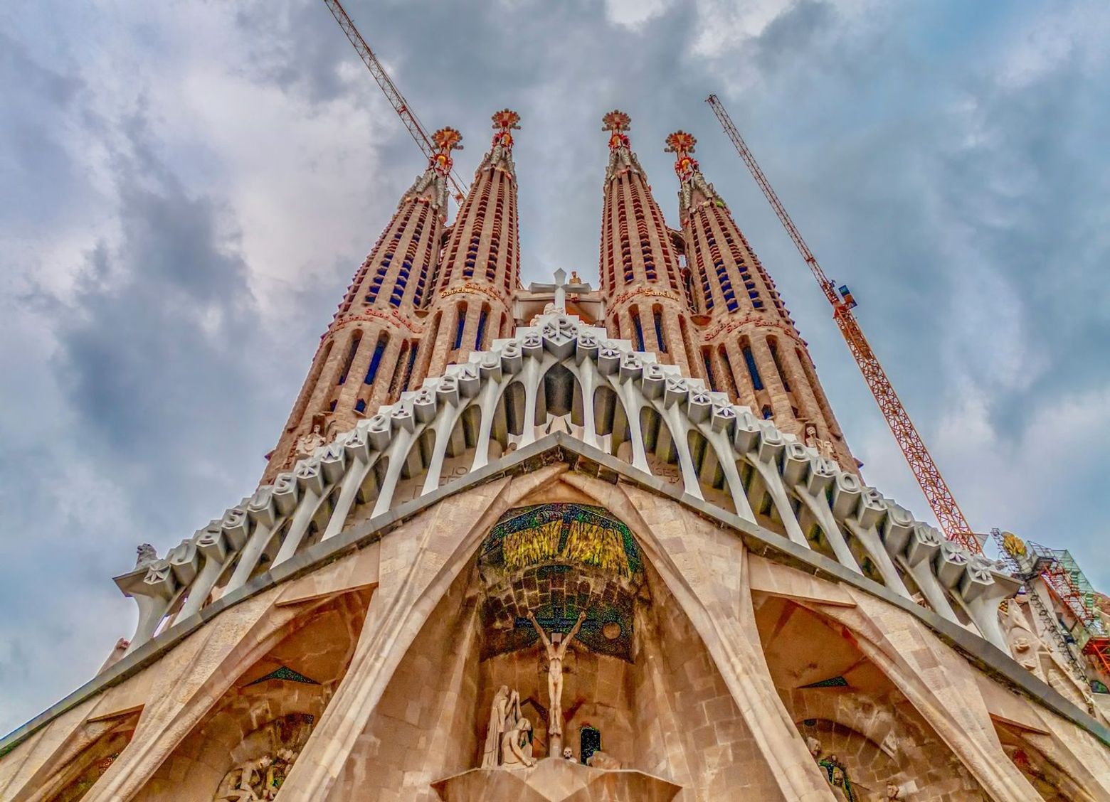 Barcelona: Sagrada Familia Fast Track Ticket & Surrealist Audio Tour