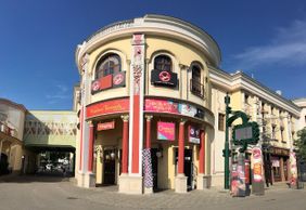 Vienna: Madame Tussauds Ticket & Sightseeing Audio Tour