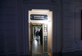 Vienna: Museum of Illusions Ticket & City Highlights Audio Tour
