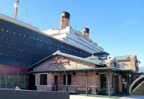 Pigeon Forge: Titanic Museum Ticket & City Walk Audio Tour