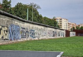 Explore Berlin's Heart: In-App Audio Tour of Power & History