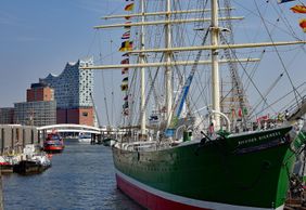 Hamburg: Rickmer Rickmers Ticket & City Highlights Audio Tour