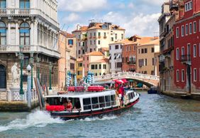 Venice: Grand Canal Vaporetto Audio Tour & Daily City Pass