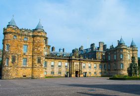 Edinburgh: Palace of Holyroodhouse Ticket & Royal Mile Walk Audio Tour