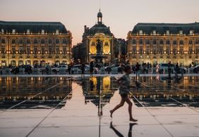Bordeaux: Audio Tour from Quinconces to City Hall