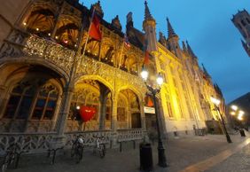 Brugge: Historium Ticket & City Adventure Audio Tour