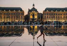 Bordeaux: Audio Tour from Quinconces to City Hall