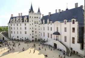 Nantes: Self-Guided Audio Tour Through History and River Life