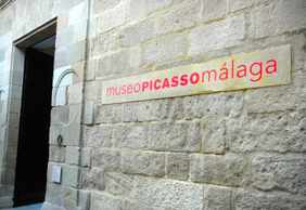 Málaga: Museo Picasso Entry & Self-Guided City Walk