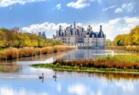 Loire Valley: Day Trip with Castle Entry + Wine Tasting