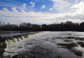 Kuldīga: Selbstgeführter Audiowalk durch Wasser und Fachwerk