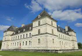 Burgundy: Self-Driving Audio Tour through Heritage and Vineyards