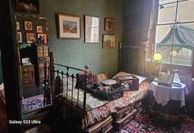 London: a walk through Fiction, Crime and Power
