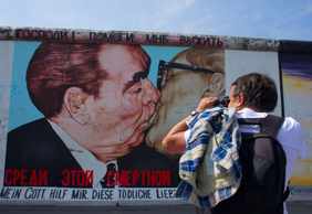 Au-delà du mur de Berlin : Une promenade dans l'East Side Gallery