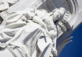 London AI-Generated Audio Tour: Monarchy, Literature, and City Evolution