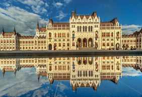 Budapest: Self-Guided Audio Walk Through Grand Boulevards and Buda