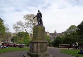 Edinburgh: Self-Guided Audio Walk Through the Old Town Heart