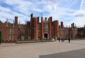 London: Hampton Court Entry