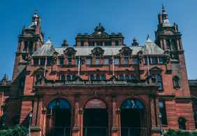 Glasgow: Kelvingrove Art Gallery Donation and Audio Tour with a City Walk
