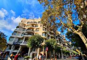 Barcelona: Casa Batllo Ticket & Audio Tour with a City Walk