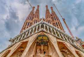 Eine Reise durch das Surreale: Sagrada Familia In-App Audio Tour & Fast Track Ticket