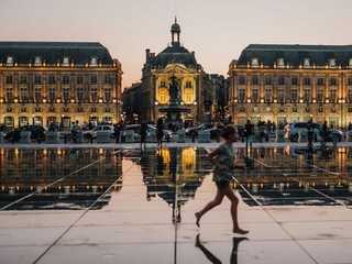 Bordeaux: Audio Tour from Quinconces to City Hall