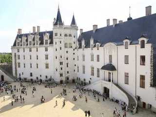 Nantes: Self-Guided Audio Tour Through History and River Life