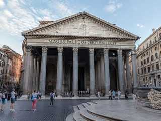 Rome: Pantheon Entry Ticket & Audio Tour with a City Walk