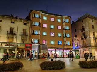 Vic: Paseo autoguiado por las fuentes y casas con historia