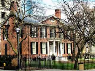 Toronto: Self-Guided Audio Walk Through Old Town and Civic Icons