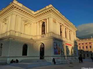Vienna: Albertina Modern Ticket & City Walk Audio Tour