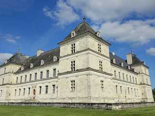 Burgundy: Self-Driving Audio Tour through Heritage and Vineyards