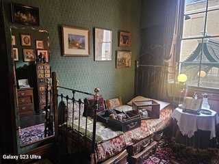 London: a walk through Fiction, Crime and Power