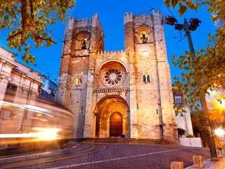Lisbon: Audio City Walk with Lisbon Cathedral Ticket