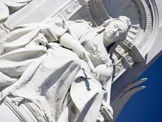 London AI-Generated Audio Tour: Monarchy, Literature, and City Evolution