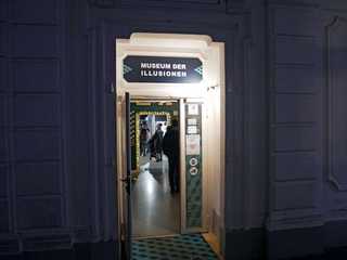 Vienna: Museum of Illusions Ticket & City Highlights Audio Tour
