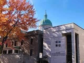 Montreal: Musée des Hospitalières Ticket & a City Walk Audio Tour