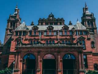 Glasgow: Kelvingrove Art Gallery Donation and Audio Tour with a City Walk